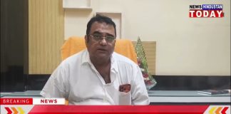 विक्षुब्ध सफाई कर्मियों के साथ नैहाटी के विधायक ने की बैठक।