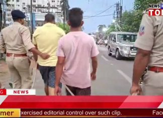 कमर में रस्सी, हाफपेंट बनियान में तृणमूल के गुर्गों की पुलिस ने निकाली जुलूस।
