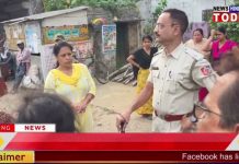 तृणमूल के पूर्व विधायक सनत दे पर लोगों ने फेंक अंडा।