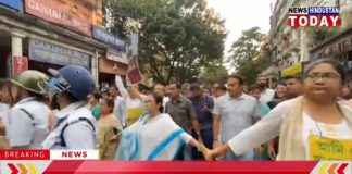 पुनर्वासन के बिना हाकरों का उच्छेद स्वीकार नहीं। विस्थापितों को पुनर्वासन देने की मांग पर सड़क पर उतरी पूर्व मुख्यमंत्री ममता बनर्जी।