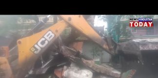 मां माटी मानुष कार्यालय पर चला बुलडोजर, बैरकपुर में पुलिस ने तोड़ी तृणमूल की कई पार्टी ऑफिस।