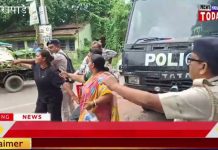 अंडा फेंकने वालों पर परिवार वालों ने फेंक पत्थर पत्रकारों से भी की बदसलूकी।