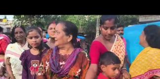 रहड़ा थाना के जगन्नाथ मंदिर से निकाल गई रथ यात्रा में रथ की रस्सियां खींची महिलाएं और बच्चे।
