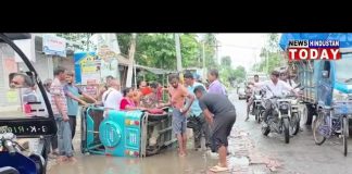 खराब सड़क की वजह से टोटो पलटी यात्रियों को लगी चोट।